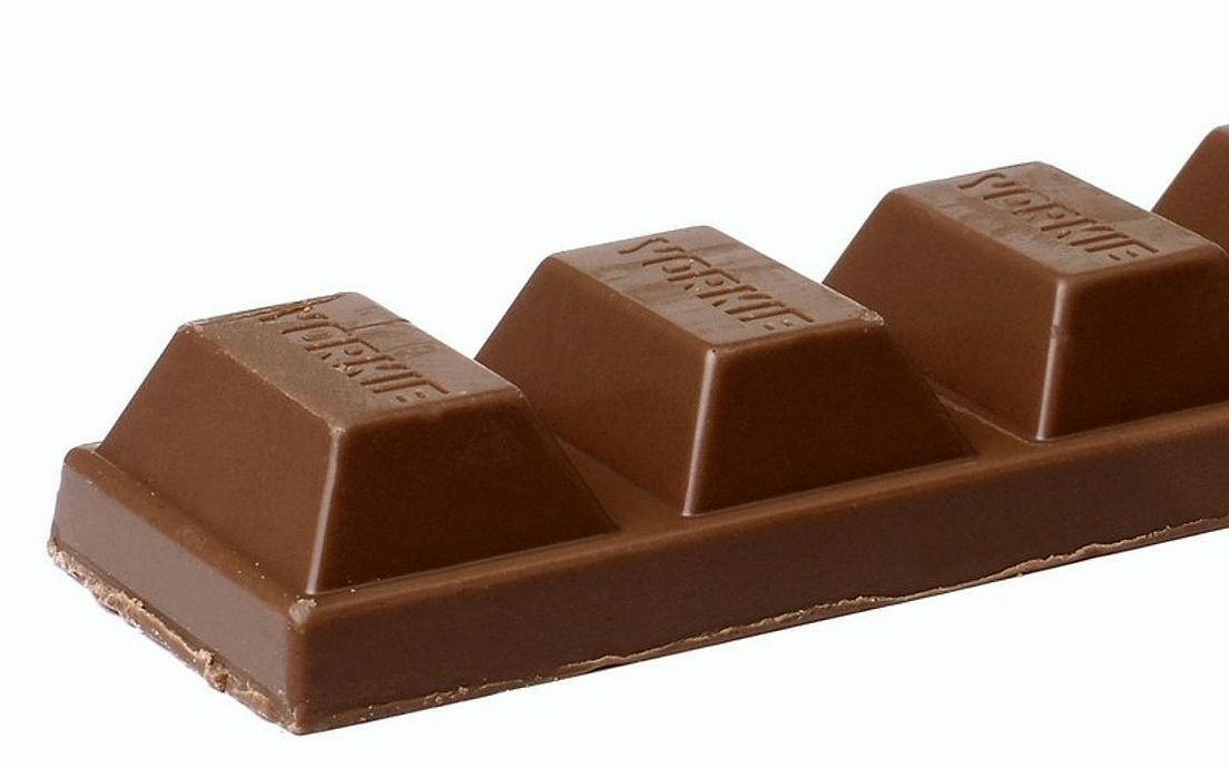Una taza de chocolate artesanal con decoración de caramelo